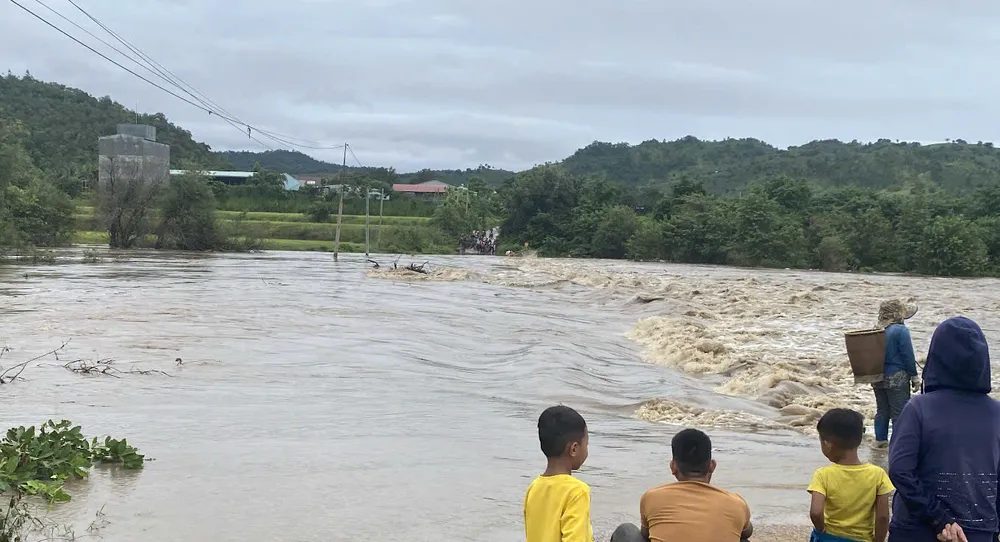 Ngầm tràn thôn Mơ Nang 2 bị ngập lúc sáng nay, 6-9