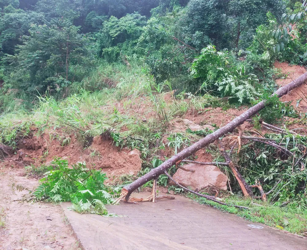 Đất đá vùi lấp Tỉnh lộ 674