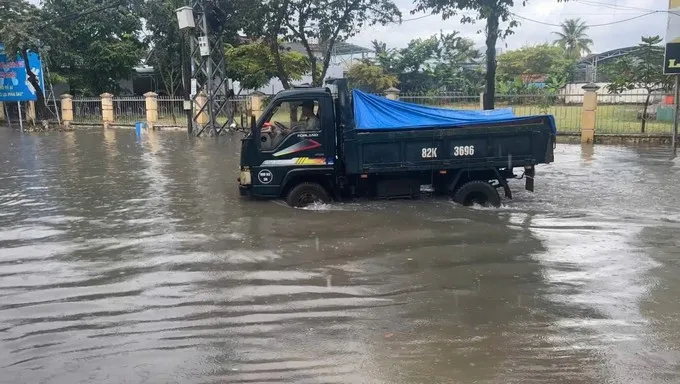 Khu vực ngã 3 Phan Chu Trinh - Nguyễn Viết Xuân (phường Kon Tum) bị ngập trong đợt mưa tháng 8-2025