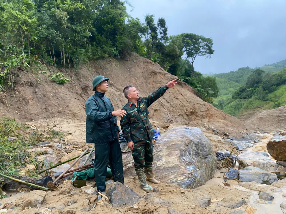 Lãnh đạo các đơn vị chỉ huy công tác mở đường tạm dẫn vào thôn