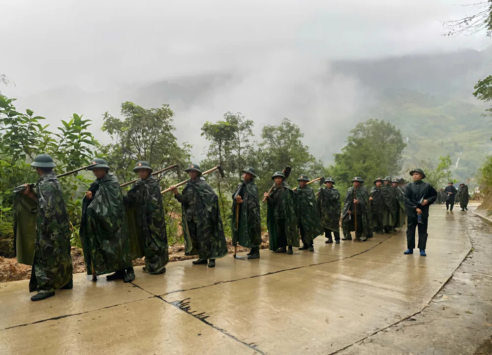Ngay từ sáng sớm, cán bộ, chiến sĩ Sư đoàn 10 đã hành quân đến vị trí sạt lở để mở đường tạm