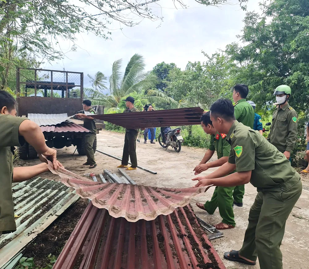 Công an xã Ia Pa tham gia giúp dân khắc phục nhà cửa bị hư hỏng. Ảnh: DUY ANH