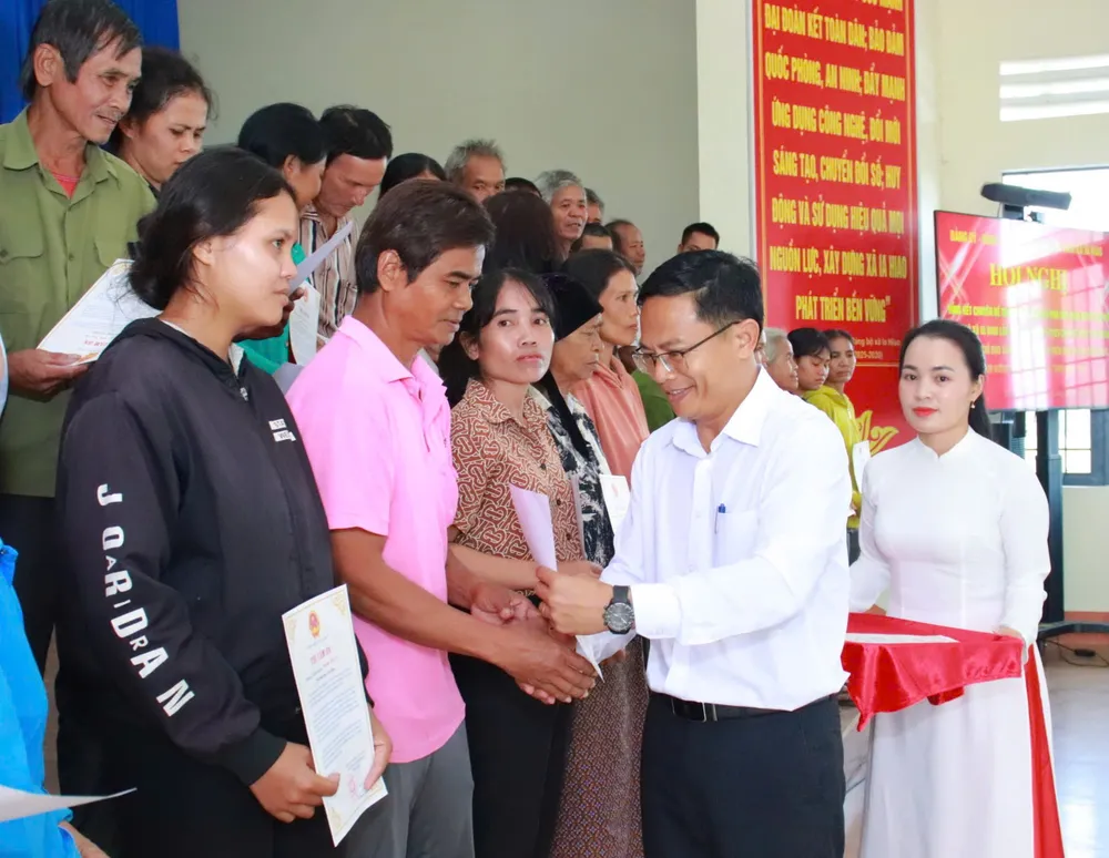 Ông Phạm Văn Phương, Bí thư Đảng ủy xã Ia Hiao, tỉnh Gia Lai trao thư cảm ơn người dân hiến đất