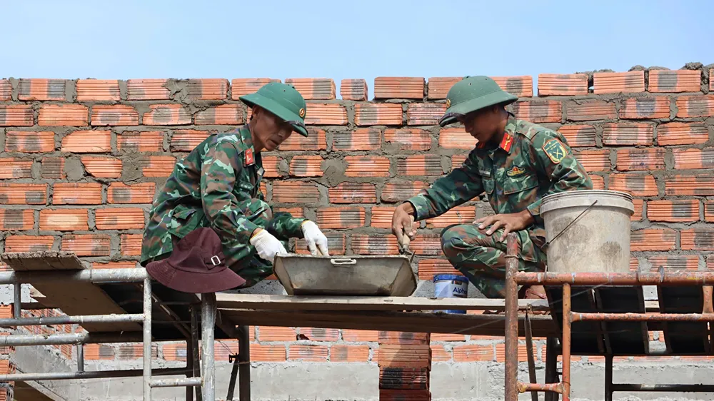 Cán bộ, chiến sỹ Trung đoàn 48 giúp xây dựng nhà cho hộ gia đình ông Nguyễn Văn Tân (xã Ia Ly, tỉnh Gia Lai). Ảnh HỮU PHÚC.jpg