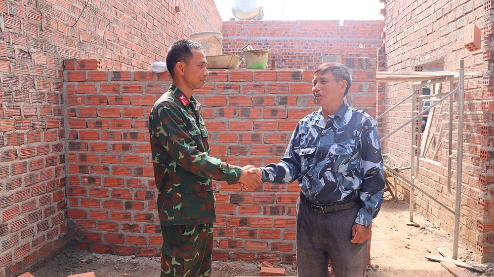 Gia đình ông Nguyễn Văn Tân (xã Ia Ly, tỉnh Gia Lai) cảm ơn các chiến sỹ Trung đoàn 48 tham gia hỗ trợ xây dựng căn nhà. Ảnh HỮU PHÚC.jpg