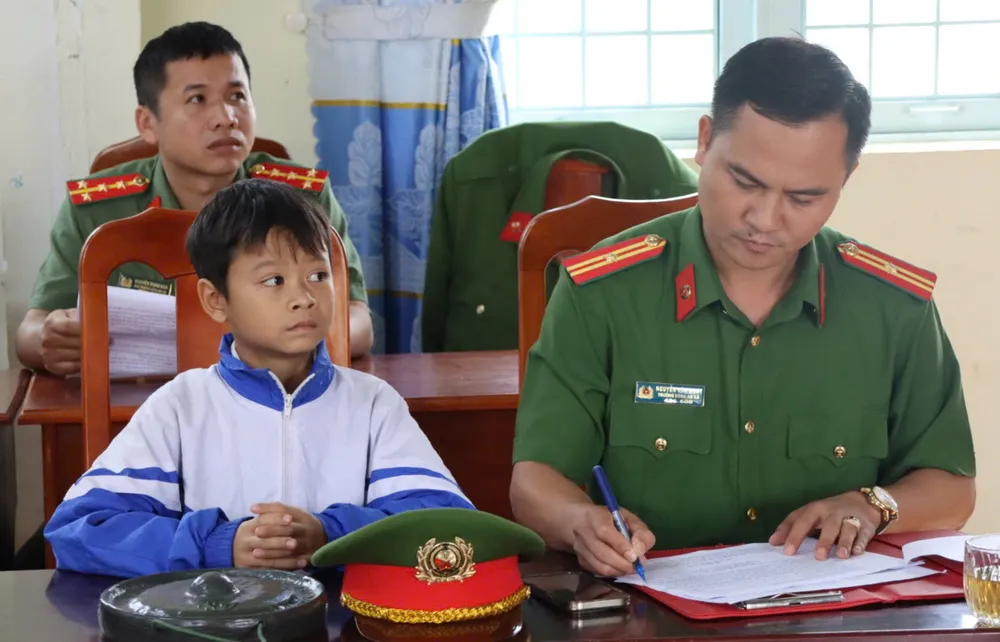 Thiếu tá Nguyễn Văn Hạnh, Trưởng Công an xã Tu Mơ Rông cùng các em học sinh tham gia chương trình. Ảnh: HỮU PHÚC