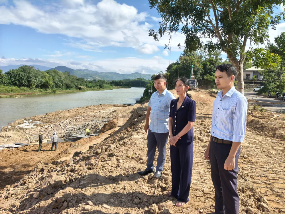 Ảnh - Bà Nguyễn Thị Tính (giữa) bên khu đất gia đình hiến để làm kè.jpg