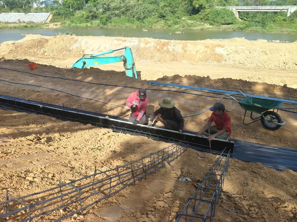 Ảnh - Công nhân thi công kè chống sạt lở sông Đăk Snghé.jpg