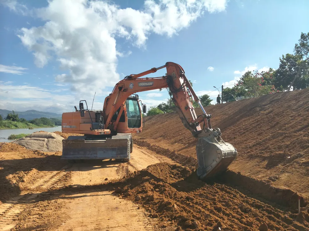 Ảnh - Nhà thầu huy động thiết bị thi công công trình kè chống sạt lở.jpg