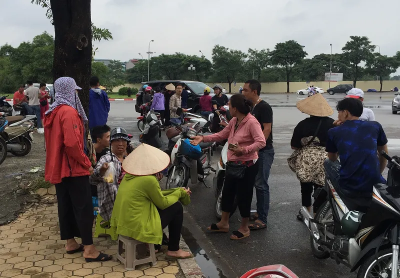 Các phe vé hoạt động tấp nập bên cạnh trụ sở VFF