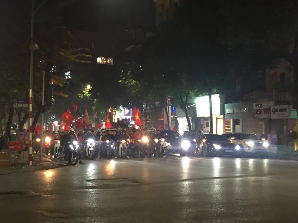 Cả nước xuống đường mừng vô địch bóng đá nam SEA games 30 ảnh 3