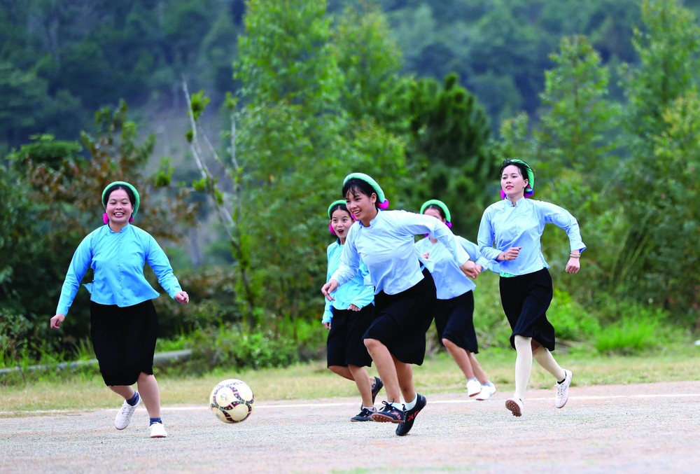 Female ethnic footballers at Huc Dong ảnh 1