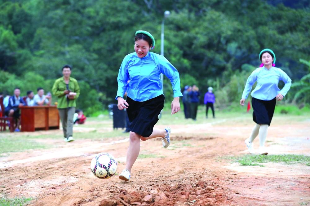 Female ethnic footballers at Huc Dong ảnh 5