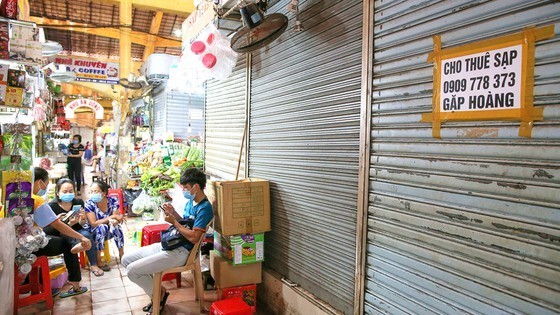 Steep decline in buyers struck post-pandemic Ben Thanh Market ảnh 1