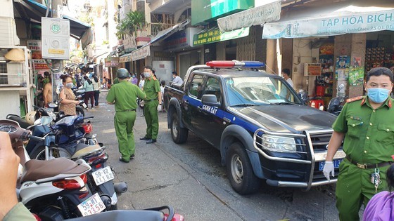 District 3’s busy alleyway closed off from risk of Covid-19 ảnh 1