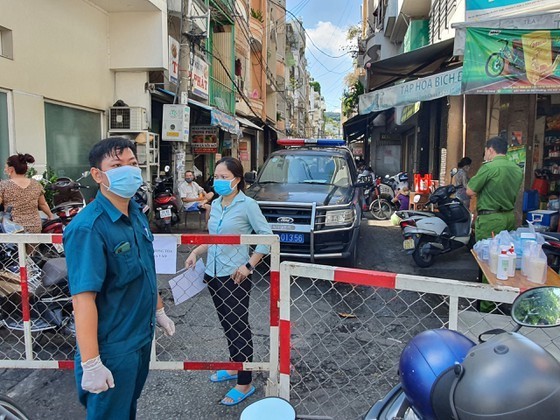 District 3’s busy alleyway closed off from risk of Covid-19 ảnh 2