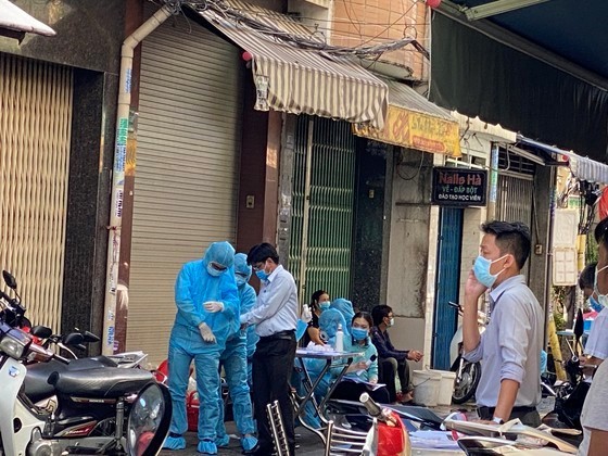 District 3’s busy alleyway closed off from risk of Covid-19 ảnh 5