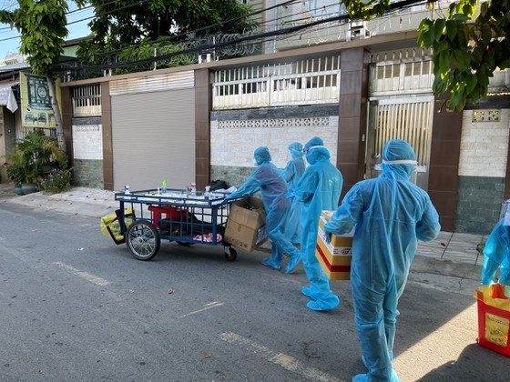 Six Covid-19 cases discovered yesterday via random testing in Hoc Mon ảnh 3