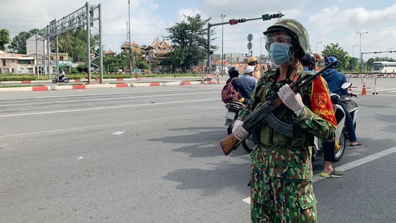 HCMC sees successful first day of military-manned travel restrictions ảnh 1