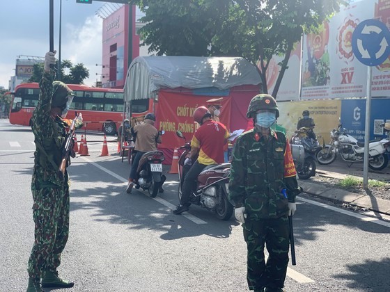 HCMC sees successful first day of military-manned travel restrictions ảnh 5