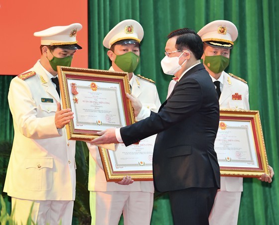 Police efforts in fighting Covid-19 highlighted in HCMC ảnh 3