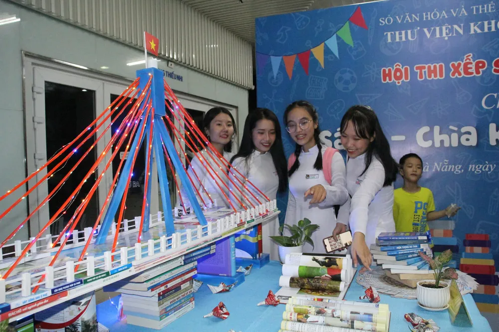 Học sinh tham quan các mô hình xếp sách nghệ thuật chủ đề “Sách – chìa khóa thành công”