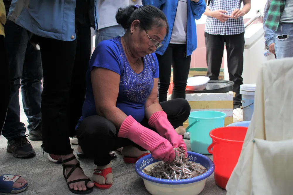 Sinh viên Đà Nẵng giao lưu với nghệ nhân làng nước Mắm Nam Ô ảnh 3