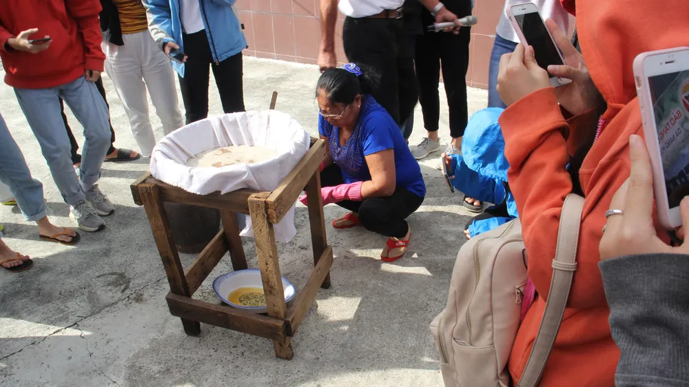 Sinh viên Đà Nẵng giao lưu với nghệ nhân làng nước Mắm Nam Ô ảnh 6