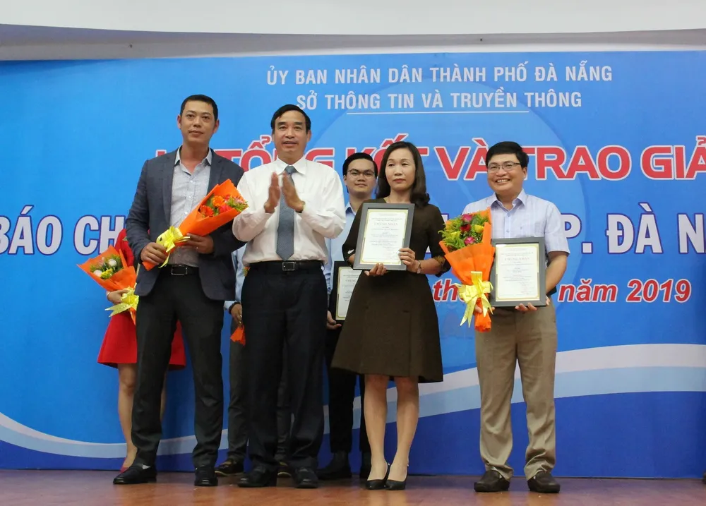 Ông Lê Trung Chinh trao các giải cho nhóm đề tài tuyên truyền về năm chủ đề 2019 “Năm tiếp tục đẩy mạnh thu hút đầu tư”