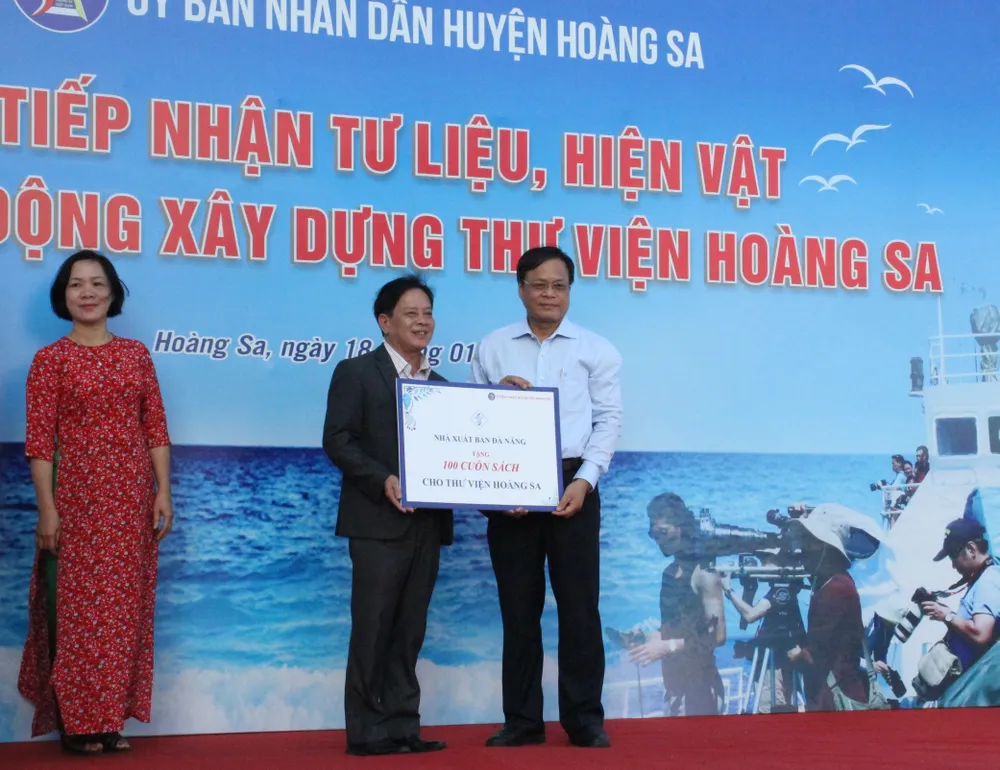 Tiếp nhận tư liệu, hiện vật và phát động xây dựng Thư viện Hoàng Sa ảnh 2