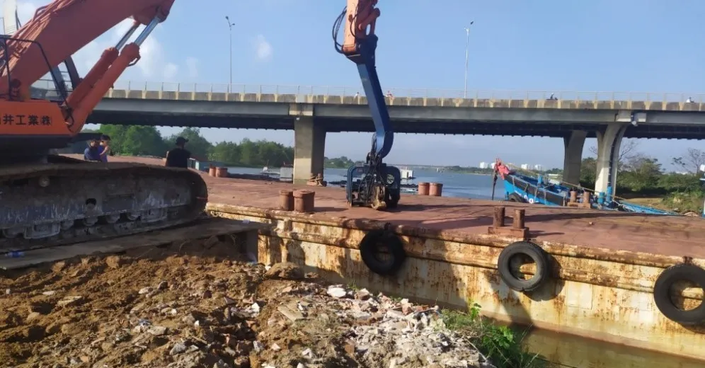 Công ty Cổ phần Cấp nước Đà Nẵng (Dawaco) khẩn trương triển khai thi công xây dựng công trình đập tạm ngăn mặn trên sông Cẩm Lệ với tổng chi phí 14 tỉ đồng