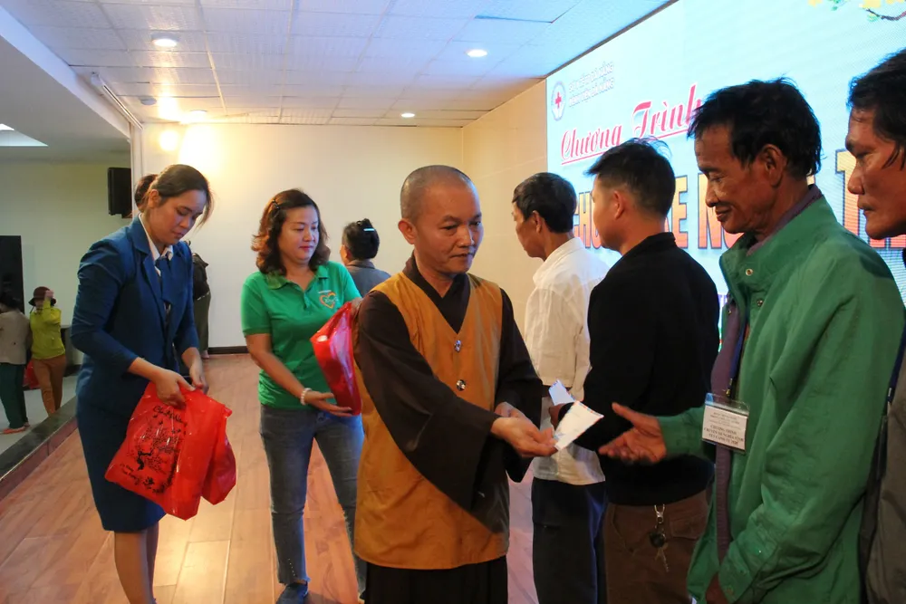 Đà Nẵng với chuyến xe nghĩa tình hỗ trợ những bệnh nhân về quê ăn tết ảnh 2