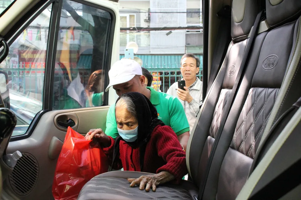 Đà Nẵng với chuyến xe nghĩa tình hỗ trợ những bệnh nhân về quê ăn tết ảnh 3