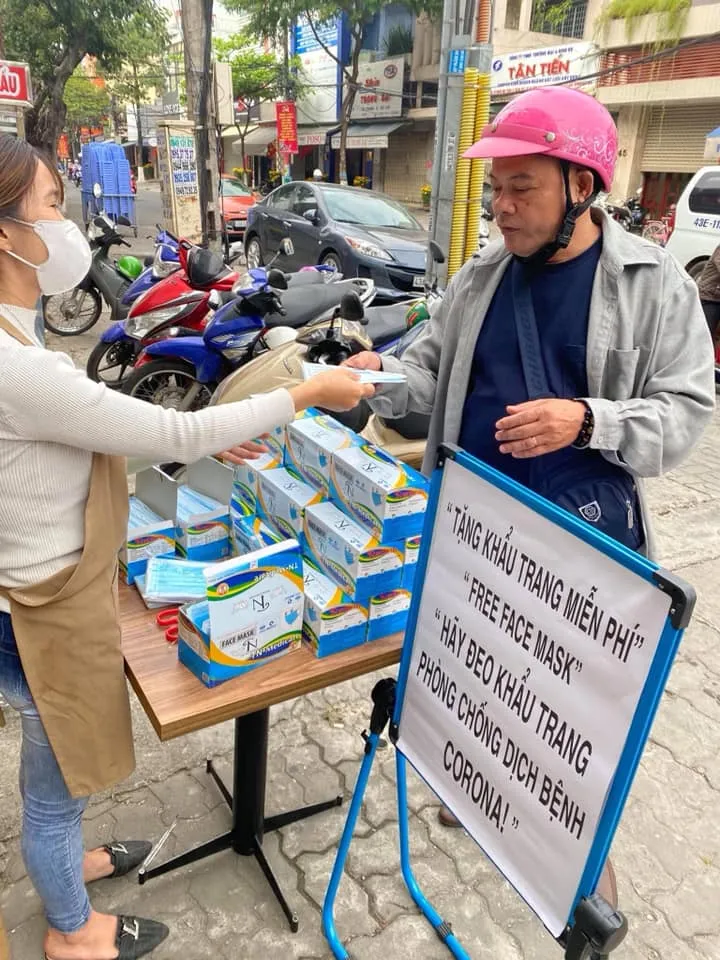 "Khẩu trang không bán, vui lòng lấy một cái nếu cần" ảnh 3