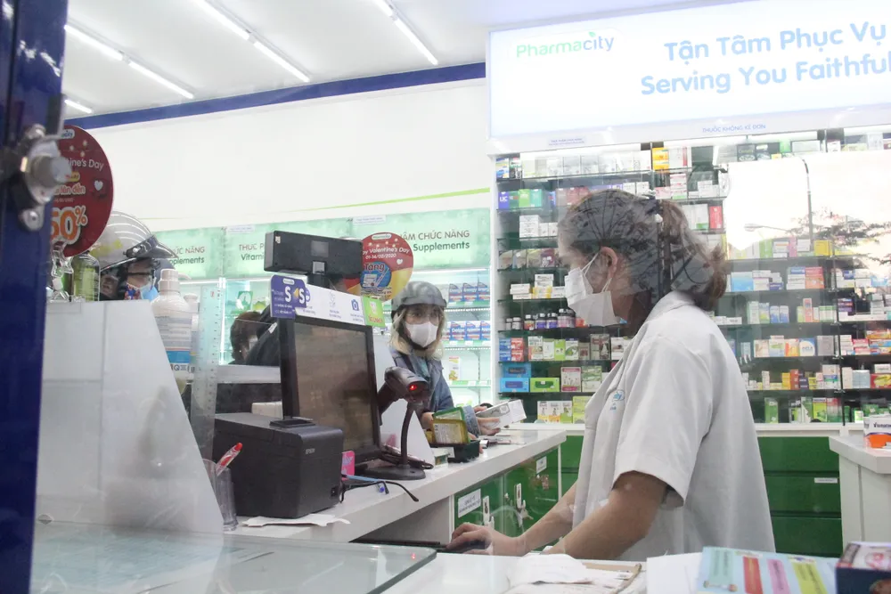 Người dân Đà Nẵng xếp hàng trật tự chờ mua khẩu trang phòng dịch ảnh 2