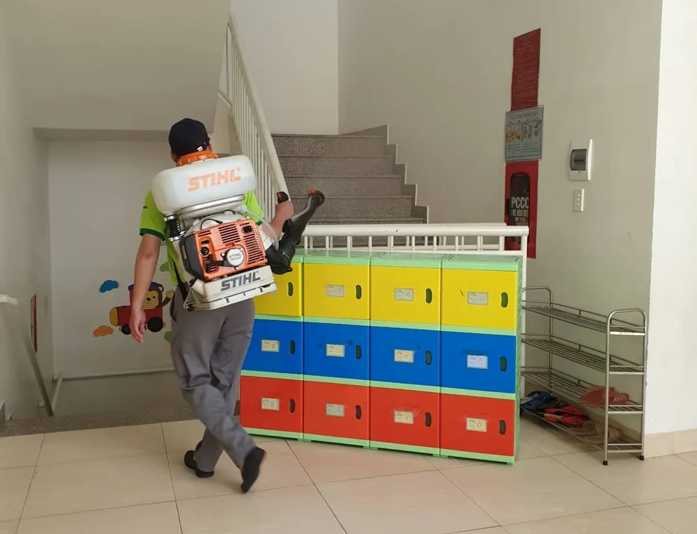 Các cơ sở giáo dục, dạy nghề trên địa bàn tiến hành phun thuốc khử trùng trong ngày 14 và 15-2