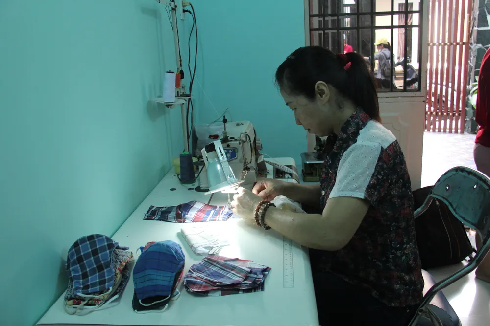Phụ nữ Đà Nẵng tự may và phát khẩu trang miễn phí  ảnh 3