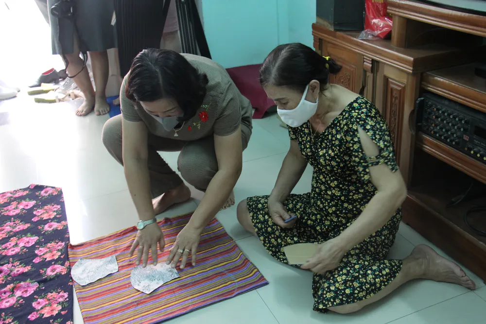 Phụ nữ Đà Nẵng tự may và phát khẩu trang miễn phí  ảnh 4