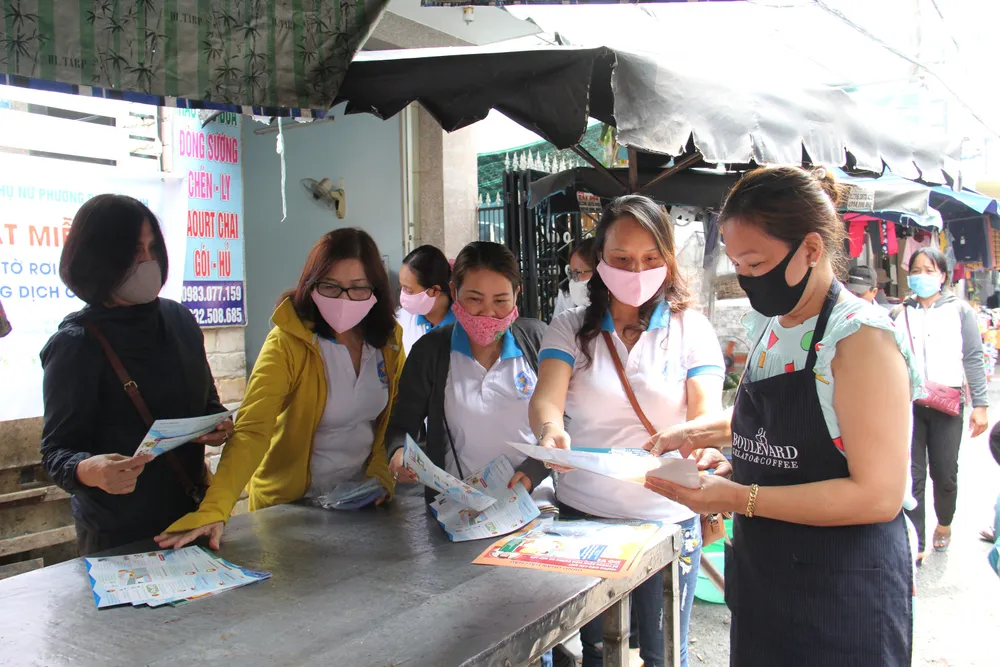 Phụ nữ Đà Nẵng tự may và phát khẩu trang miễn phí  ảnh 6