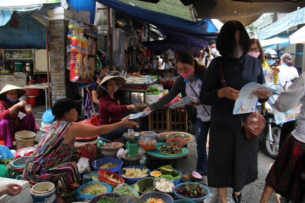 Phụ nữ Đà Nẵng tự may và phát khẩu trang miễn phí  ảnh 7