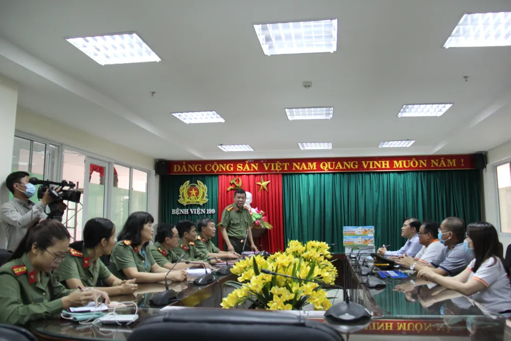 Trao gần 170 triệu đồng cho nhân viên y tế chống dịch ảnh 3