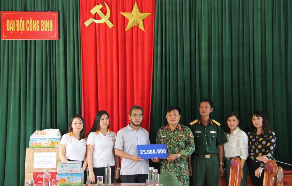 Trao gần 170 triệu đồng cho nhân viên y tế chống dịch ảnh 4