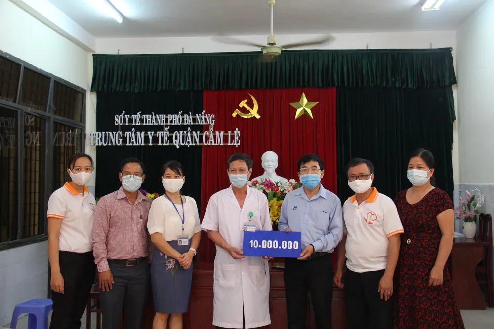 Trao 115 triệu đồng cho các trung tâm y tế và chốt kiểm dịch Covid-19 ảnh 5