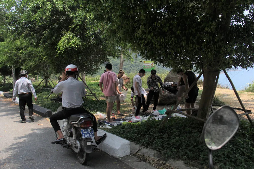 Giải tán tụ tập đông người tại bán đảo Sơn Trà ảnh 1