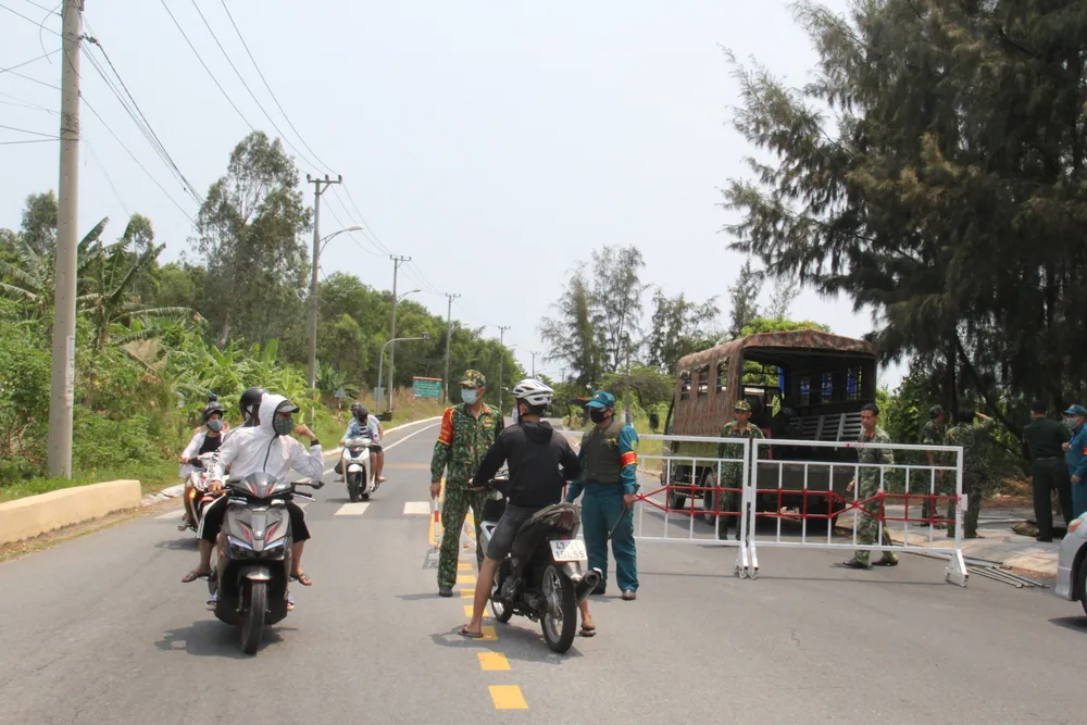 Giải tán tụ tập đông người tại bán đảo Sơn Trà ảnh 6