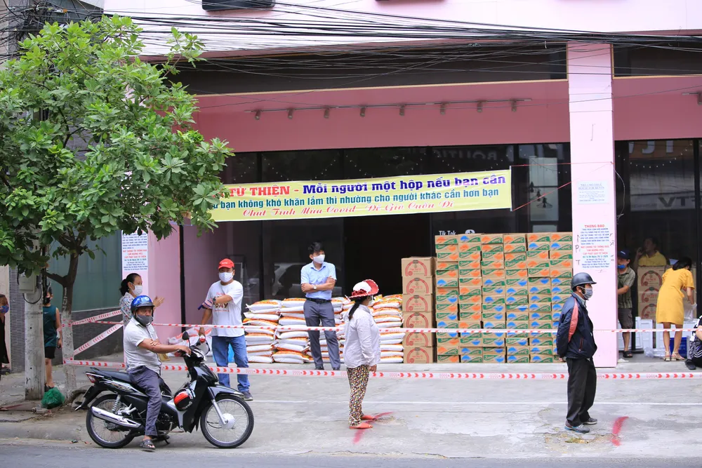 Ấm lòng từ những suất cơm miễn phí ảnh 3