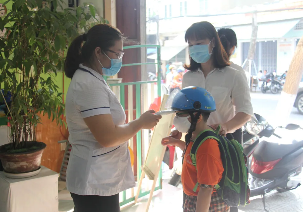 Khi vào trường các em sẽ được đo thân nhiệt trước khi lên lớp