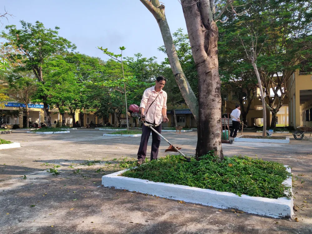 Thầy cô trường THPT Phạm Phú Thứ (TP Đà Nẵng) dọn dẹp vệ sinh trường học