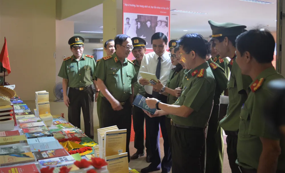 Trưng bày hơn 500 ảnh tư liệu, hiện vật tại triển lãm “75 năm Công an nhân dân”  ảnh 2