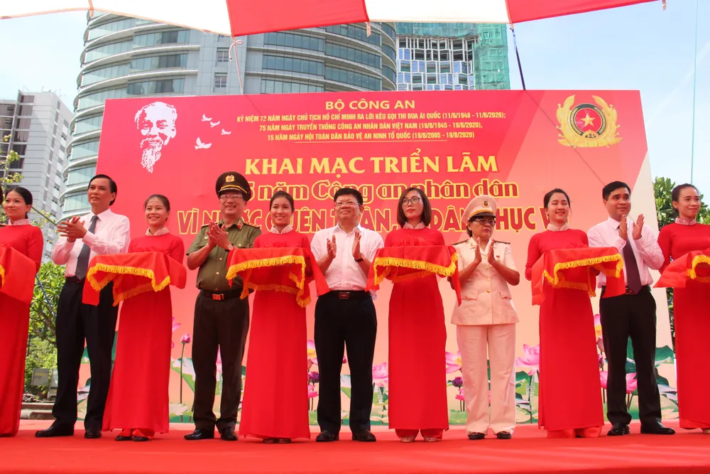 Trưng bày hơn 500 ảnh tư liệu, hiện vật tại triển lãm “75 năm Công an nhân dân”  ảnh 1